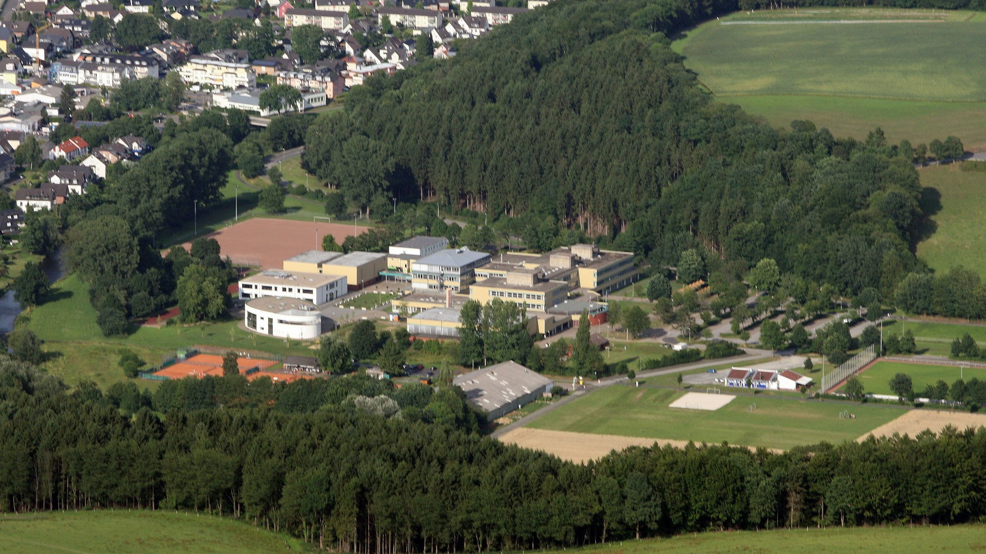 Luftbild des Schulzentrums Cyriax in OVerath.