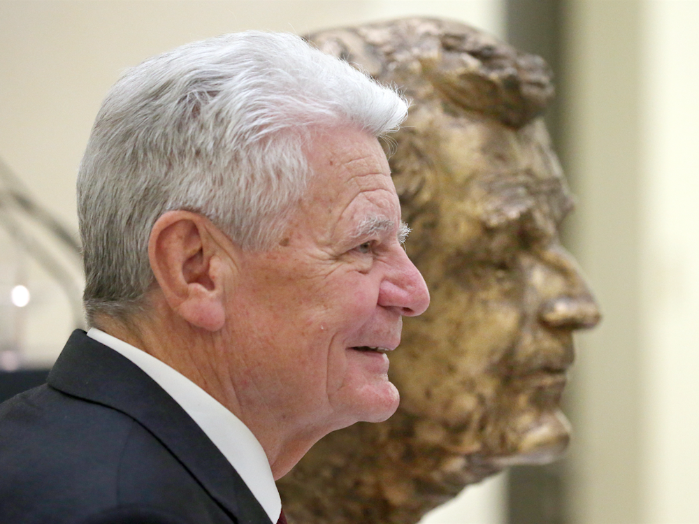 Joachim Gauck steht neben seiner Büste.