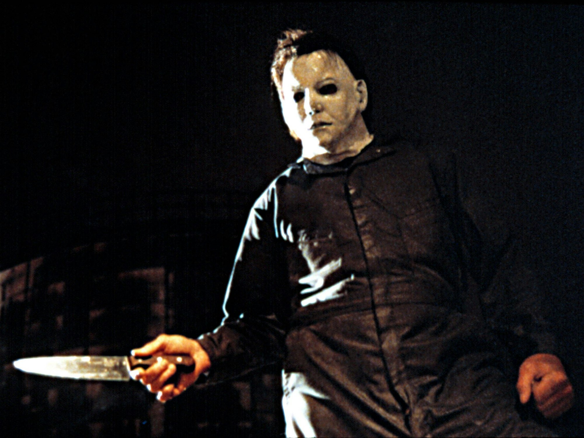 George Wilbur verkörpert den wohl berühmtesten Hollywood-Massenmörder in „Halloween VI – Der Fluch des Michael Myers“ (1995). Er trägt Maske und Messer.