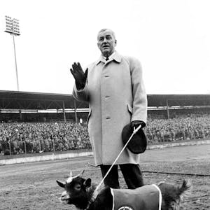FC-Präsident Franz Kremer winkt im Jahr 1966 den Fans und hält einen Geißbock an der Leine.