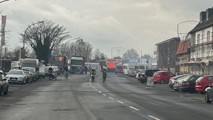 Mehrere Feuerwehrleute beim Einsatz auf der Straße.&nbsp;