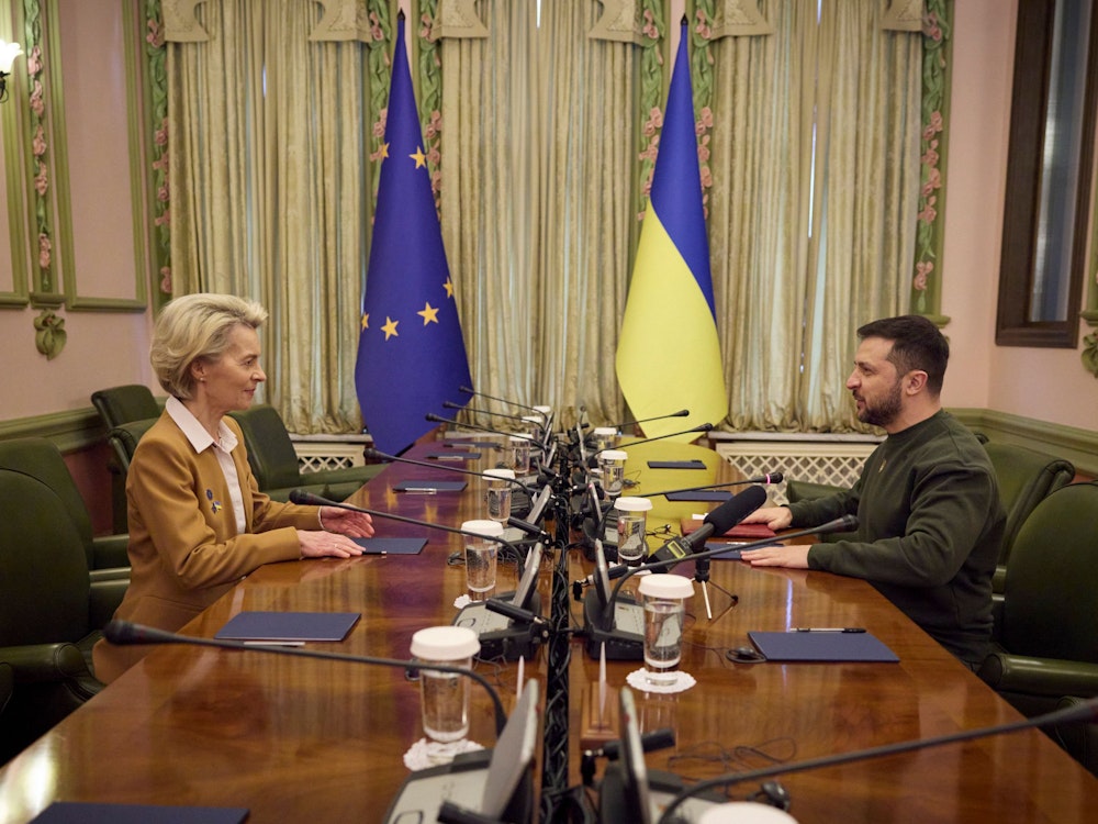 Wolodymyr Selenskyj, Präsident der Ukraine, und Ursula von der Leyen, Präsidentin der EU-Kommission, nehmen am EU-Ukraine-Gipfel teil. Erstmals seit der Beginn der russischen Invasion in die Ukraine reisen gleich 16 Vertreter der EU-Kommission in die Hauptstadt Kyjiw. Die Reise ist vor allem ein Zeichen dafür, dass die EU weiter an der Seite des angegriffenen Landes steht. +++ dpa-Bildfunk +++