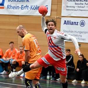 Ein Handballer setzt zum Wurf an, sein Gegenspieler ist machtlos.