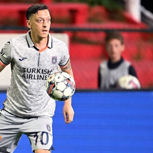 Mesut Özil führt den Ball im Conference-League-Spiel bei Royal Antwerpen.