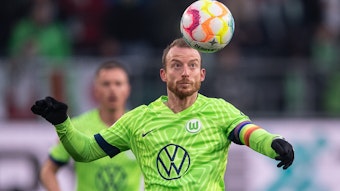 Wolfsburgs Maximilian Arnold spielt den Ball.