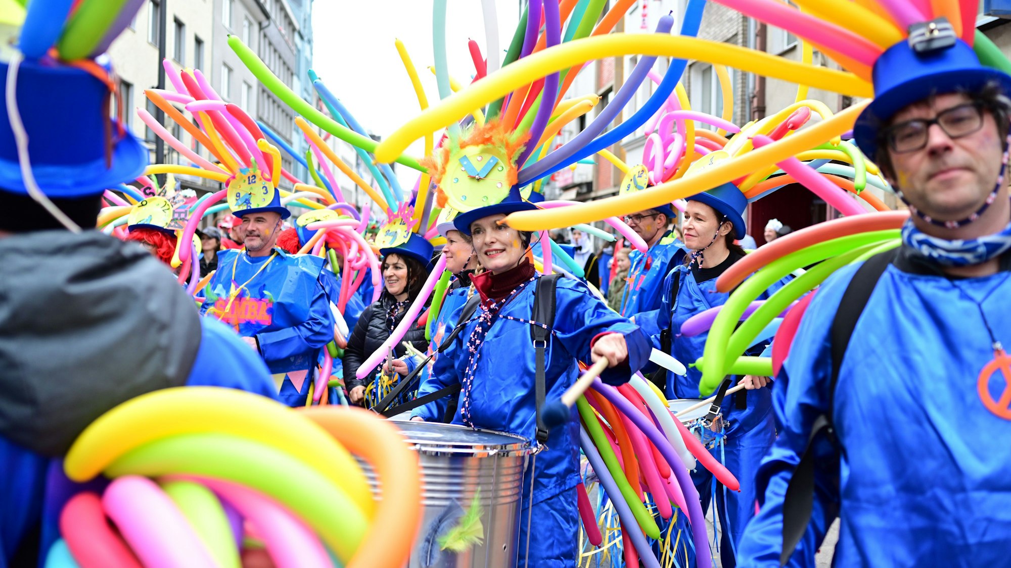 Bunt verkleidete Karnevalisten ziehen durch die Kölner Straßen.