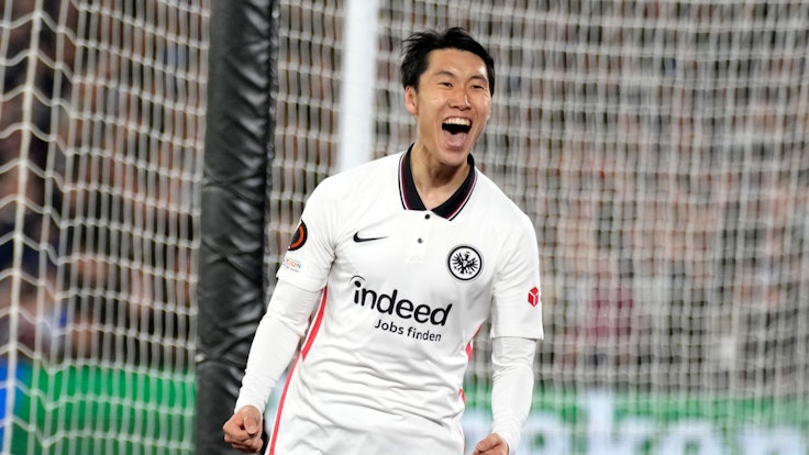 Daichi Kamada von Eintracht Frankfurt jubelt nach einem Tor.