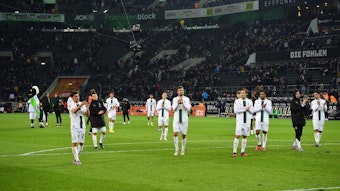 Die Spieler von Borussia Mönchengladbach gehen nach dem Ende des Bundesliga-Spiels gegen Schalke 04 am 4. Februar 2023 zu den Fans in der Nordkurve und applaudieren den Anhängern.