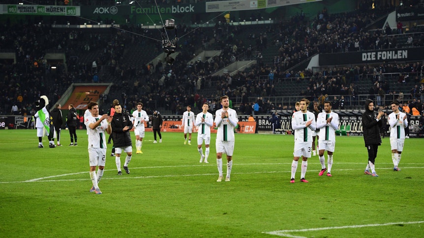 Die Spieler von Borussia Mönchengladbach gehen nach dem Ende des Bundesliga-Spiels gegen Schalke 04 am 4. Februar 2023 zu den Fans in der Nordkurve und applaudieren den Anhängern.