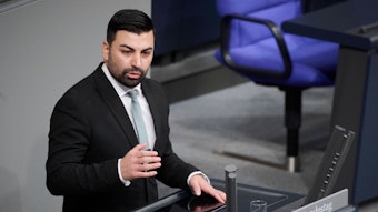 Muhanad Al-Halak (FDP) spricht während einer Sitzung des Bundestags.