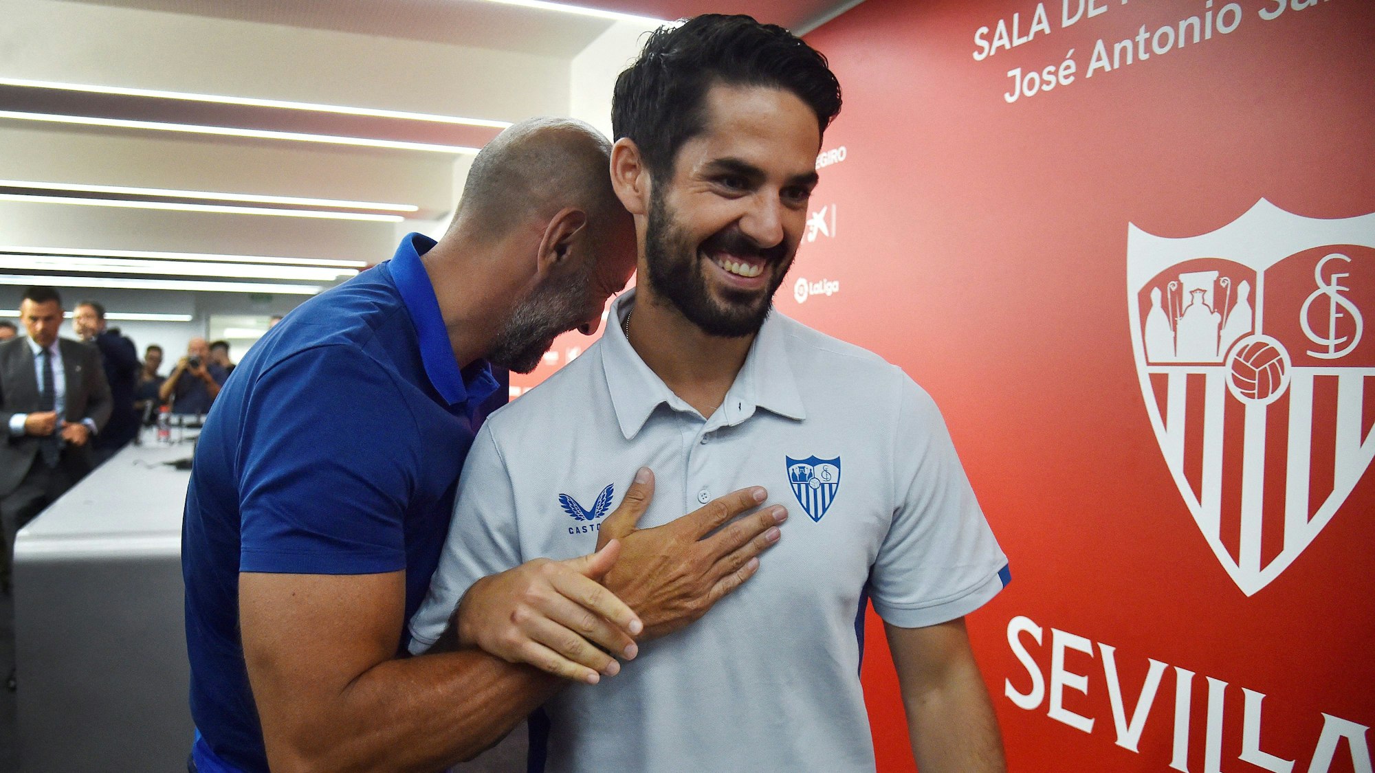 Isco wird bei der Vorstellung als Neuzugang des FC Sevilla von Sportdirektor Monchi umarmt.
