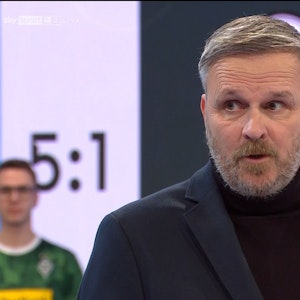 Sky-Experte Dietmar Hamann spricht im TV-Studio über die Fußball-Bundesliga.