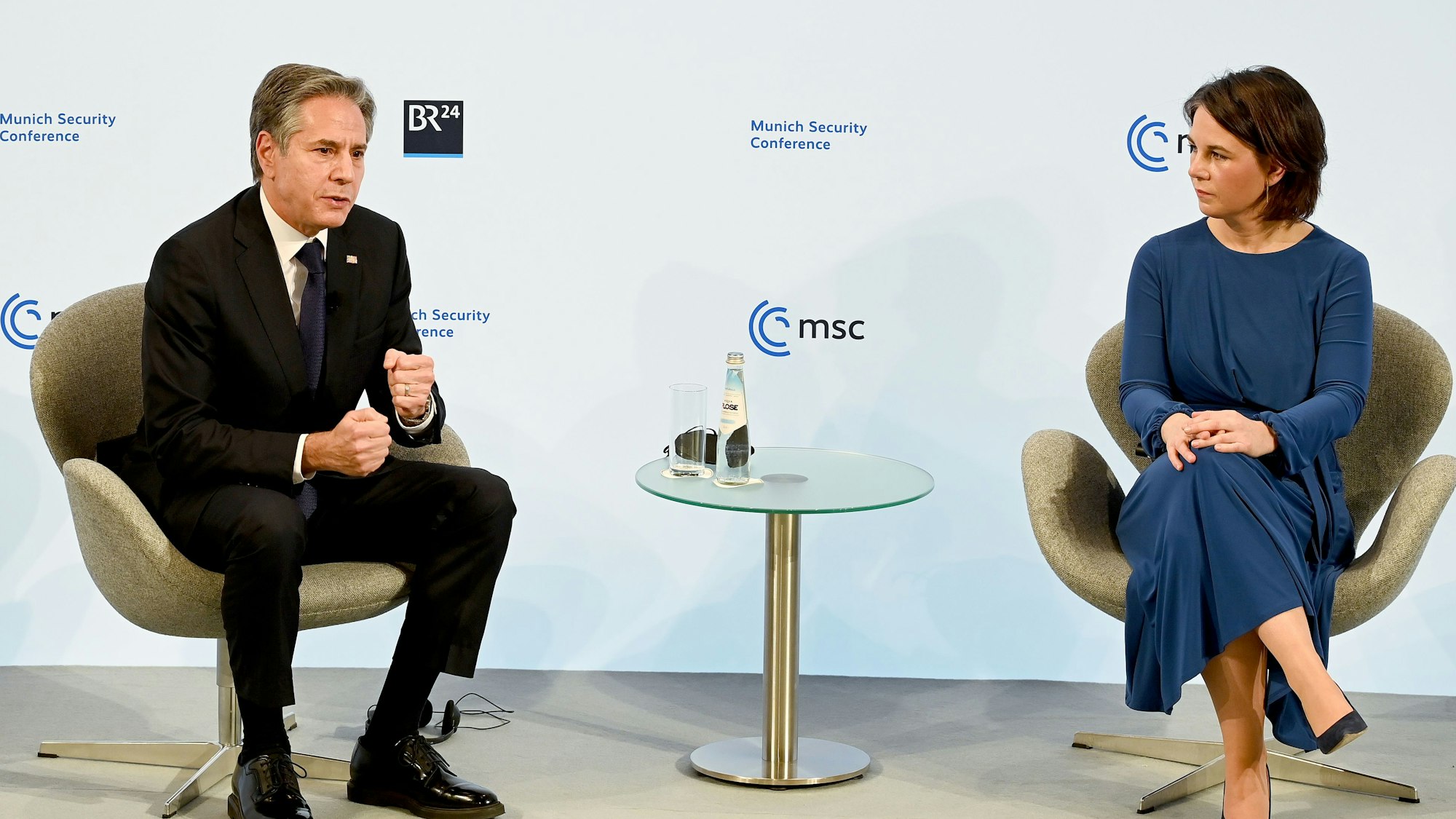 Annalena Baerbock (Bündnis 90/Die Grünen), Außenministerin, spricht bei der Münchner Sicherheitskonferenz 2022 mit Antony Blinken, Außenminister der USA.