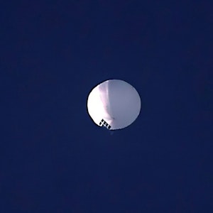 Das Foto zeigt den Ballon am 2. Februar 2023 im Luftraum über der USA.