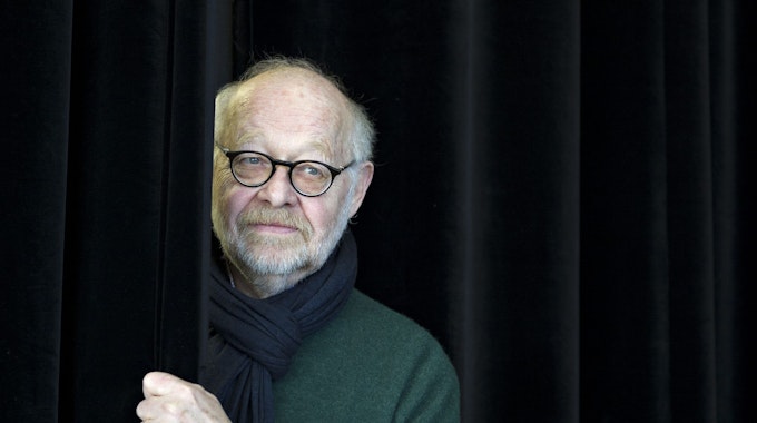 Jürgen Flimm, Intendant an der Staatsoper im Schiller Theater, posiert am 4. 3.2013 in Berlin am Rande einer Pressekonferenz mit einem schwarzen Vorhang.&nbsp;