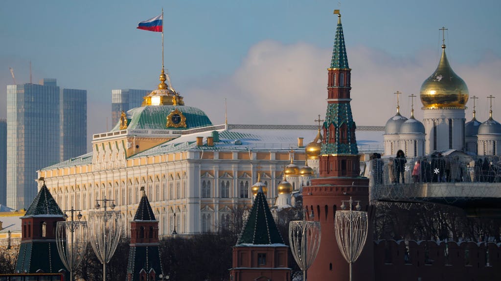 Die russische Nationalflagge weht in der Nähe des Kremls, Moskau Januar 2023.