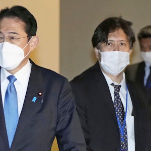 Japans Regierungschef Fumio Kishida (li.) und Regierungsmitarbeiter Masayoshi Arai (re.)