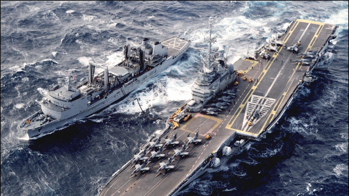 Der Flugzeugträger „São Paulo“ wurde jetzt versenkt. Unser Foto zeigt das Schiff am 10. Februar 1994. Früher gehörte der Flugzeugträger der französischen Marine.