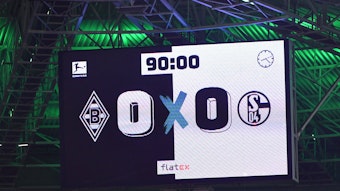 Die Anzeigetafel im Borussia-Park zeigt ein 0:0-Unentschieden zwischen Borussia Mönchengladbach und Schalke 04 am 19. Spieltag in der Bundesliga am 4. Februar 2023 an.