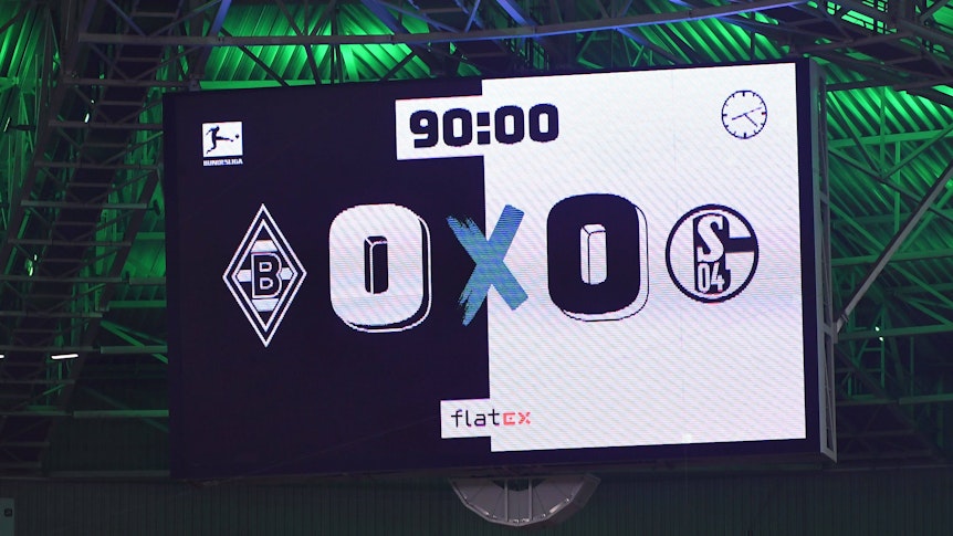 Die Anzeigetafel im Borussia-Park zeigt ein 0:0-Unentschieden zwischen Borussia Mönchengladbach und Schalke 04 am 19. Spieltag in der Bundesliga am 4. Februar 2023 an.