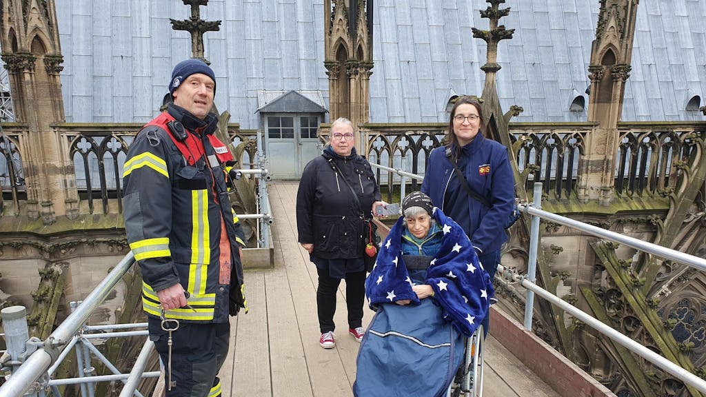 Krebspatientin Bettina konnte dank ihrer Helferinnen und Helfer ein letztes Mal den Kölner Dom besuchen.
