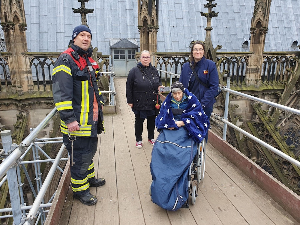 Krebspatientin Bettina konnte dank ihrer Helferinnen und Helfer ein letztes Mal den Kölner Dom besuchen.
