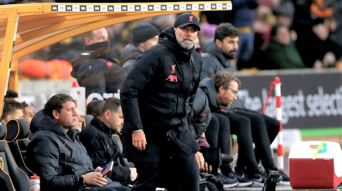 Jürgen Klopp steht im Spiel des FC Liverpool von seiner Trainerbank auf.