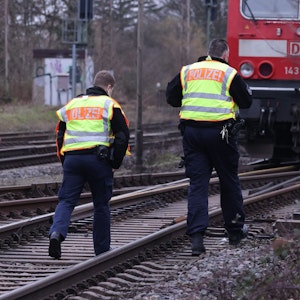 Zwei Polizisten gehen am 3. Februar 2023 an einer Lok auf einer Bahnstrecke vorbei. Wo genau sich der tödliche Unfall ereignet hat, ist immer noch unklar.