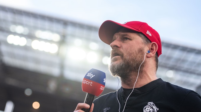 Kölns Trainer Steffen Baumgart gibt ein TV-Interview.