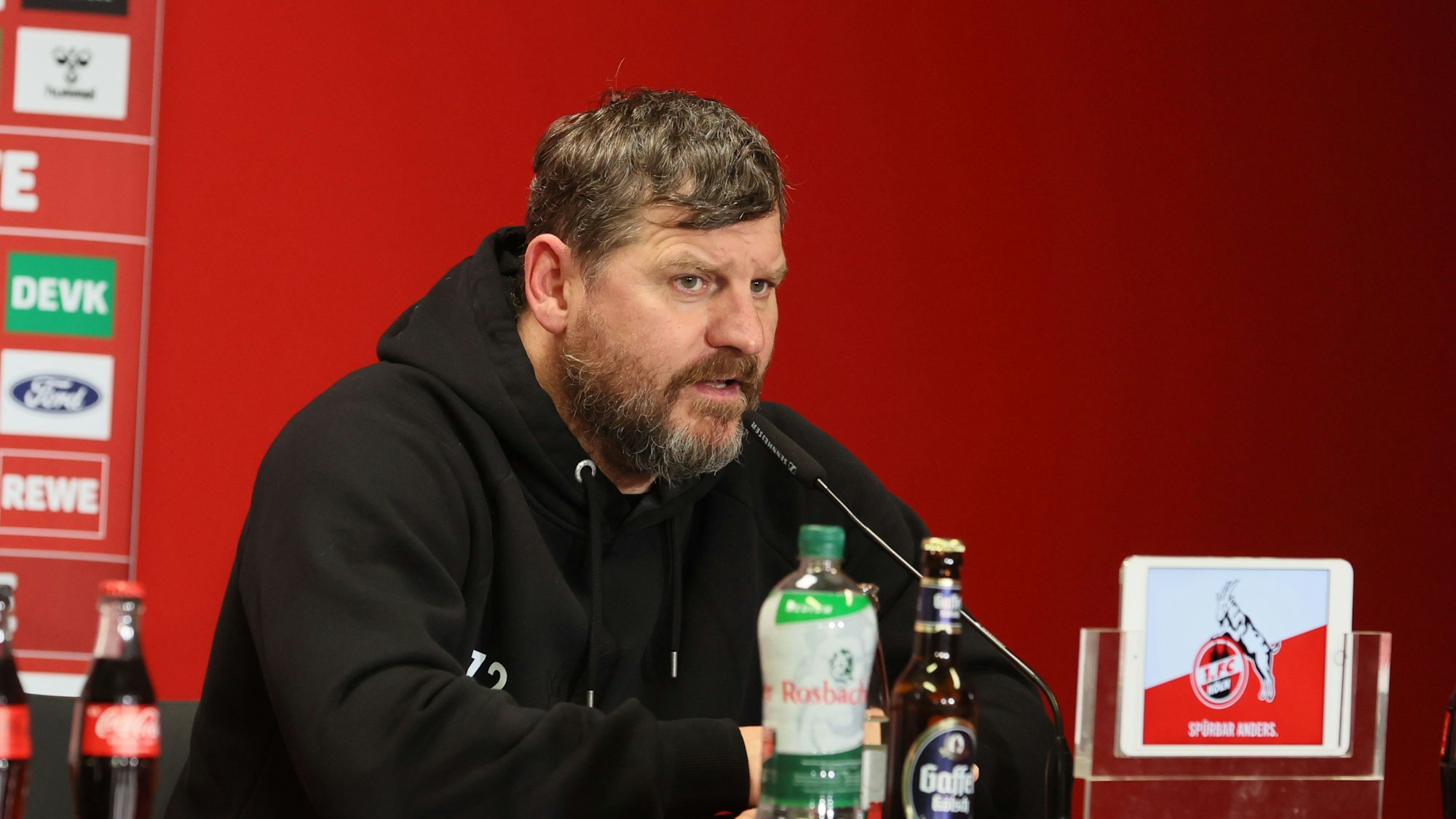 Steffen Baumgart auf der Pressekonferenz nach dem Spiel gegen Leipzig.








