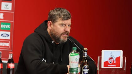 Steffen Baumgart auf der Pressekonferenz nach dem Spiel gegen Leipzig.









