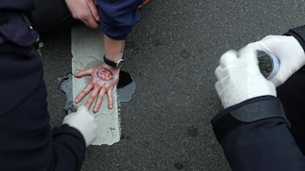 Köln: Polizisten lösen die festgeklebte Hand eines Aktivisten der Umweltgruppe „Letzte Generation“ von der Fahrbahn.