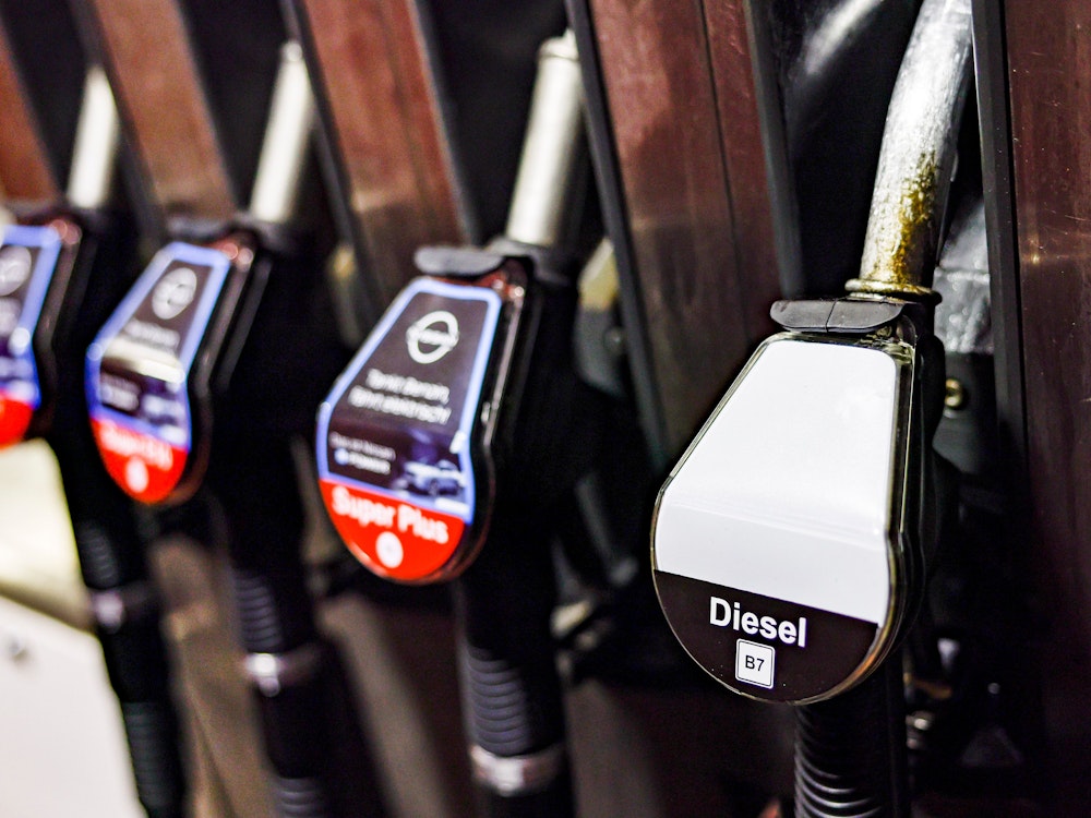 Die Zapfpistole an einer Tankstelle ist mit dem Schriftzug „Diesel B7“ versehen. Ab dem 5. Februar 2023 will die Europäische Union keine Erdölprodukte wie Diesel, Benzin oder Schmierstoffe mehr aus Russland abnehmen.
