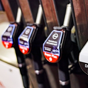 Die Zapfpistole an einer Tankstelle ist mit dem Schriftzug „Diesel B7“ versehen. Ab dem 5. Februar 2023 will die Europäische Union keine Erdölprodukte wie Diesel, Benzin oder Schmierstoffe mehr aus Russland abnehmen.