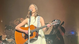 Die Musikerin Weyes Blood alias Natalie Mering singt und spielt eine akustische Gitarre in der Nippeser Kulturkirche am 3. Februar 2023.