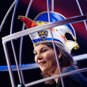 Außenministerin Annalena Baerbock hält am 5. Februar 2023 ihre Ritterinnenrede bei der Festsitzung zur Verleihung des „Orden wider den tierischen Ernst“ des Aachener Karnevalsvereins (AKV).