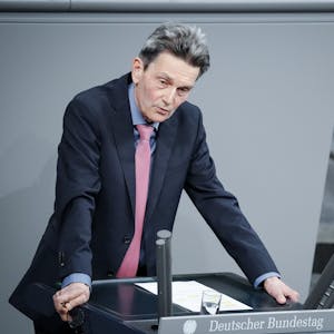 Rolf Mützenich, Vorsitzender der SPD-Bundestagsfraktion, spricht im Bundestag in der aktuellen Stunde mit dem Thema - Leopard-Blockade der Bundesregierung.&nbsp;