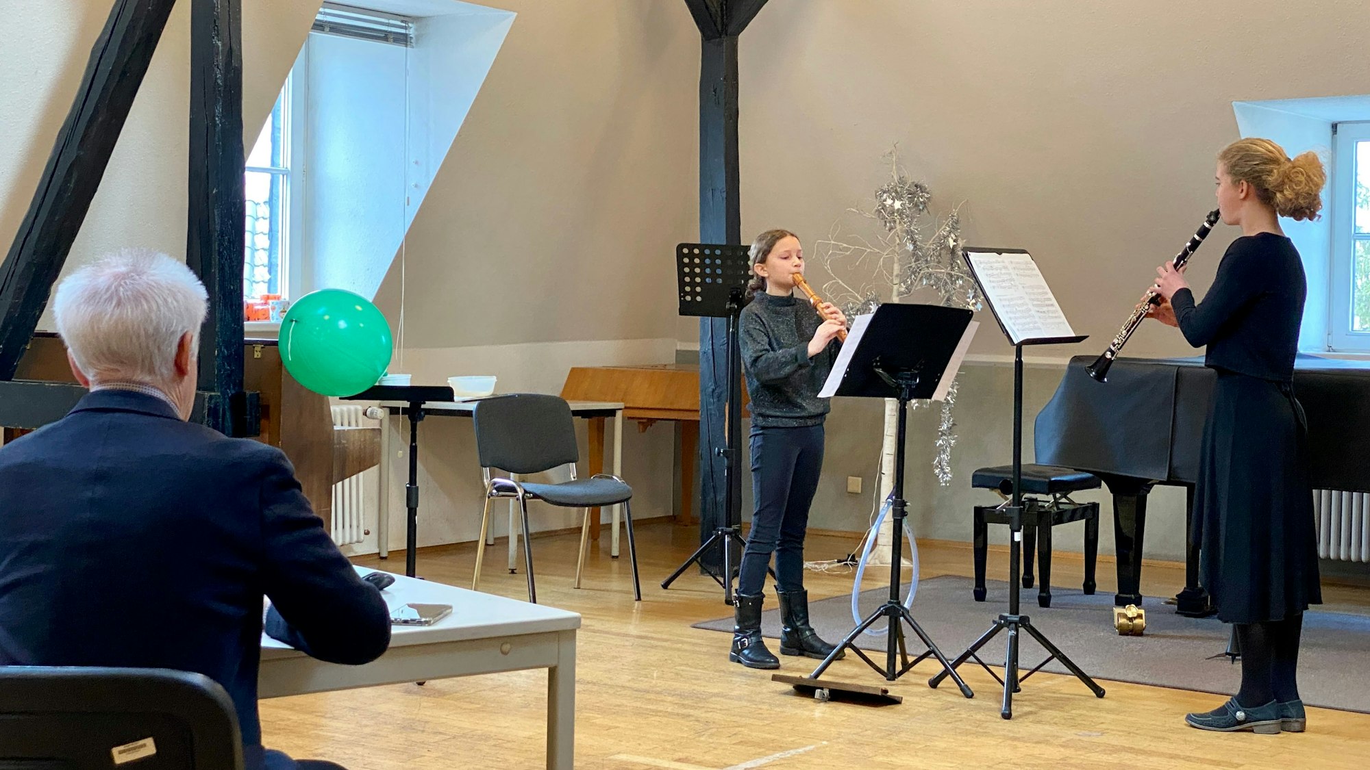 Tabea Köster mit ihrer Blockflöte und Johanna Stredak mit ihrer Klarinette stellten beim Wettbewerb „Jugend musiziert“ ihr Können unter Beweis.
