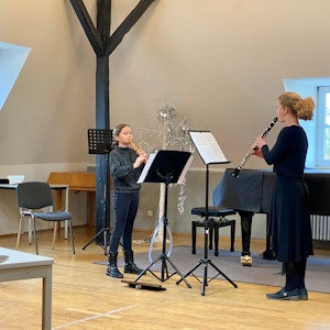 Tabea Köster mit ihrer Blockflöte und Johanna Stredak mit ihrer Klarinette stellten beim Wettbewerb „Jugend musiziert“ ihr Können unter Beweis.