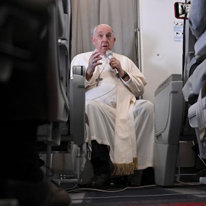 Papst Franziskus spricht während einer Pressekonferenz an Bord eines Flugzeugs, das nach Rom fliegt, zu Journalisten. Papst Franziskus war für einen Pastoralbesuch im Kongo und im Südsudan.