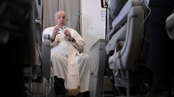 Papst Franziskus spricht während einer Pressekonferenz an Bord eines Flugzeugs, das nach Rom fliegt, zu Journalisten. Papst Franziskus war für einen Pastoralbesuch im Kongo und im Südsudan.