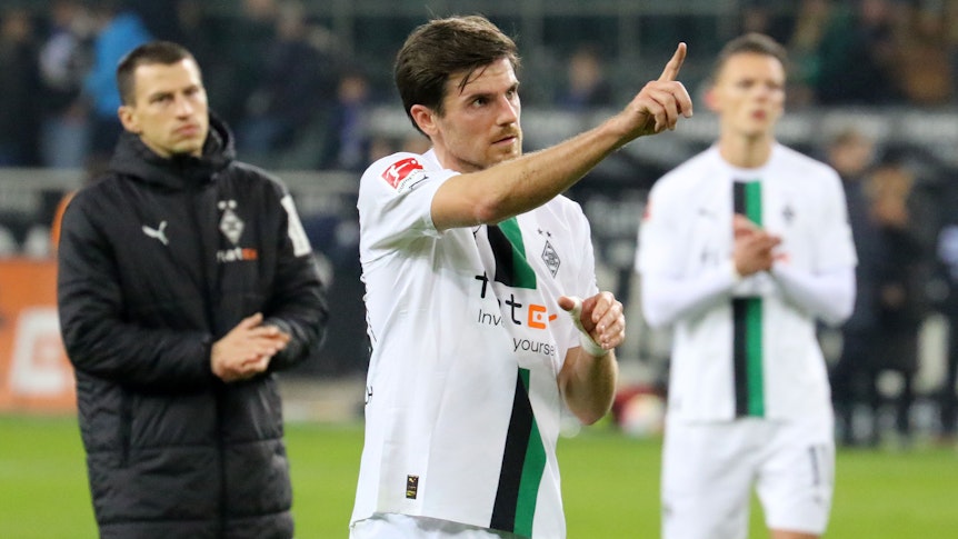 Jonas Hofmann, Spieler von Borussia Mönchengladbach, nach dem Spiel gegen Schalke 04 am Samstag (4. Februar 2023). Der 29-Jährige zeigt einen mahnenden Finger als Reaktion auf die Pfiffe der Fans.