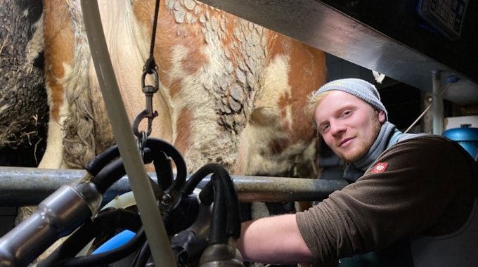 Die Landwirtschaft hat es Mats Tylla angetan. Mehrmals in der Woche kommt er auf den Erftstädter Milchhof Schäfer, um die Kühe zu melken.