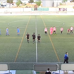 Die Mannschaften von C.D. Madridejo und Atlético Ibañés stehen vor einem Spiel auf dem Platz bereit.