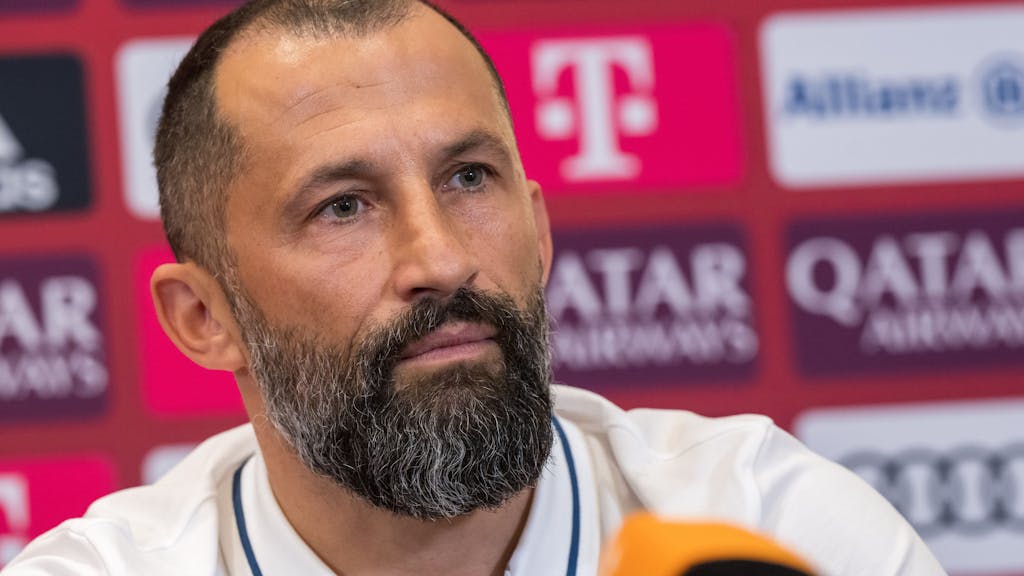 Bayerns Sportvorstand Hasan Salihamidzic beantwortet den Journalisten auf einer Pressekonferenz ihre Fragen.