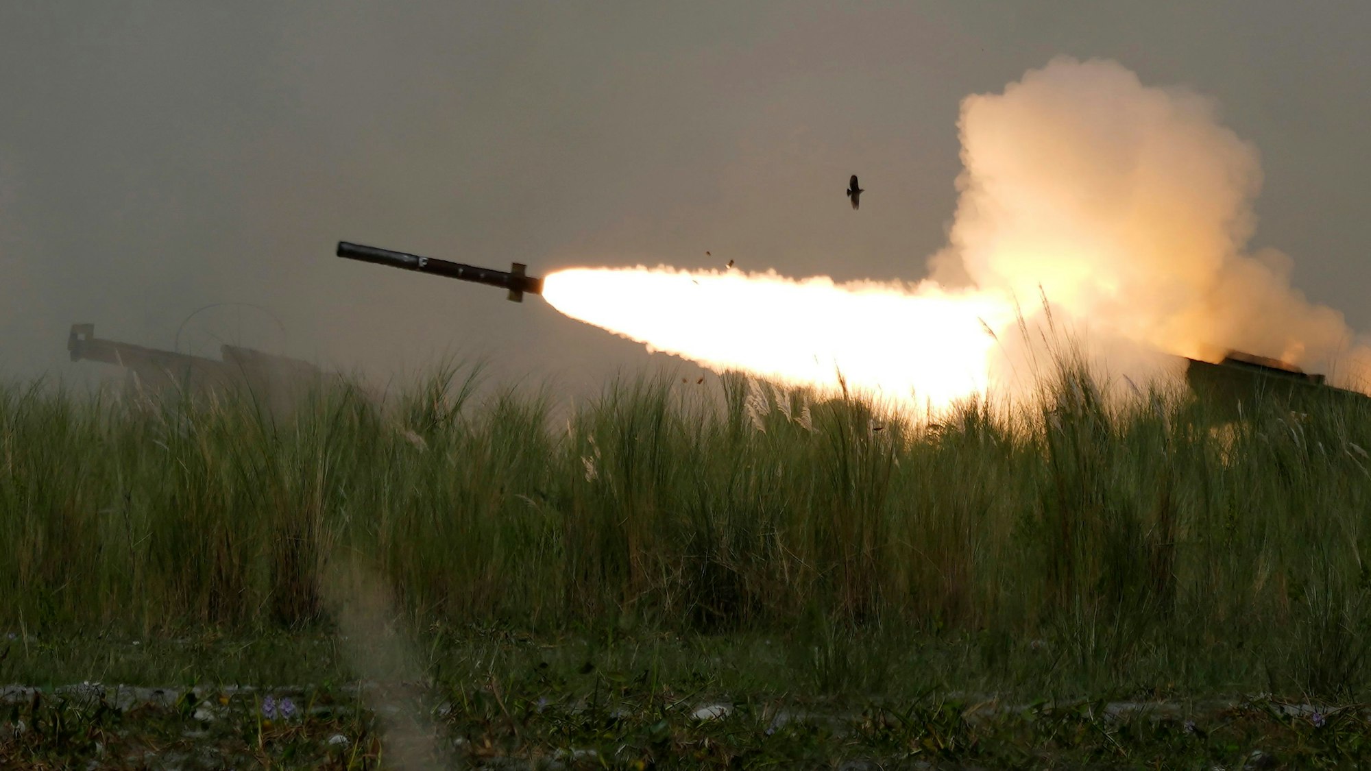Ein High Mobility Artillery Rocket System (HIMARS) feuert bei einer Übung eine Rakete ab.
