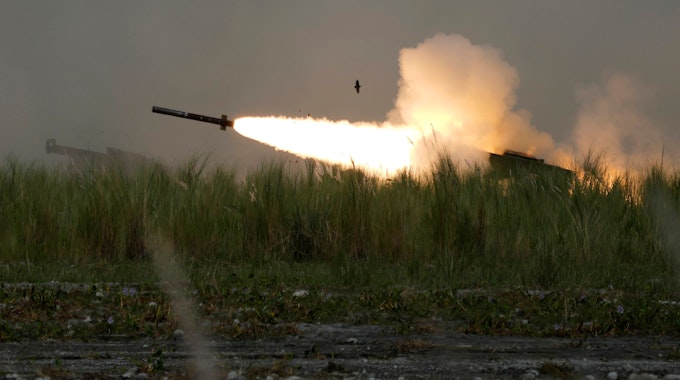 Ein High Mobility Artillery Rocket System (HIMARS) feuert bei einer Übung eine Rakete ab.