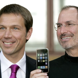 Telekom-Chef Rene Obermann und Apple-Chef Steve Jobs stellen das iPhone vor.