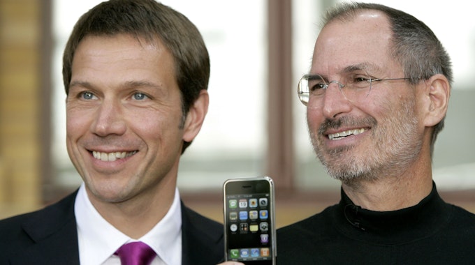 Telekom-Chef Rene Obermann und Apple-Chef Steve Jobs stellen das iPhone vor.