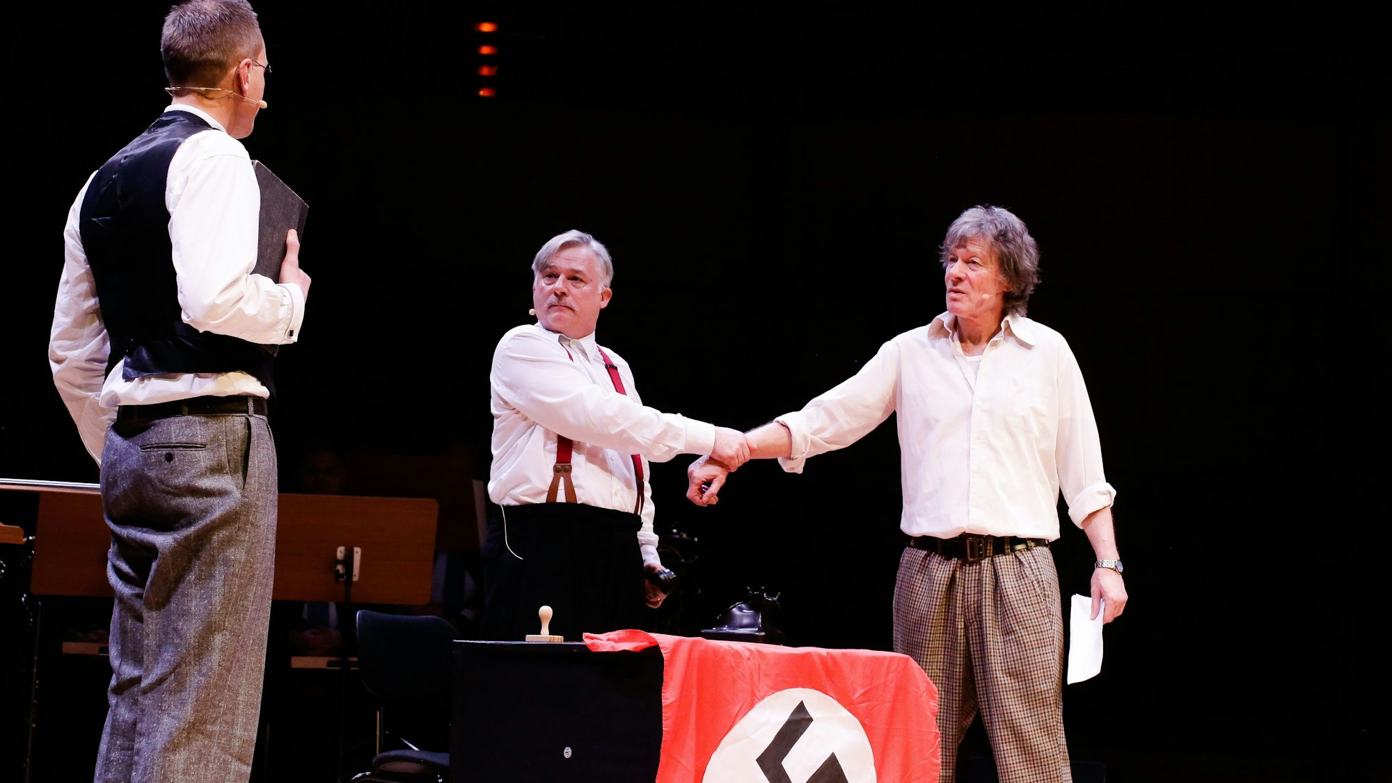 Michael Meichßner, Georg Lenzen und Gerd Köster (von links) stehen auf der Bühne der Kölner Philharmonie.
